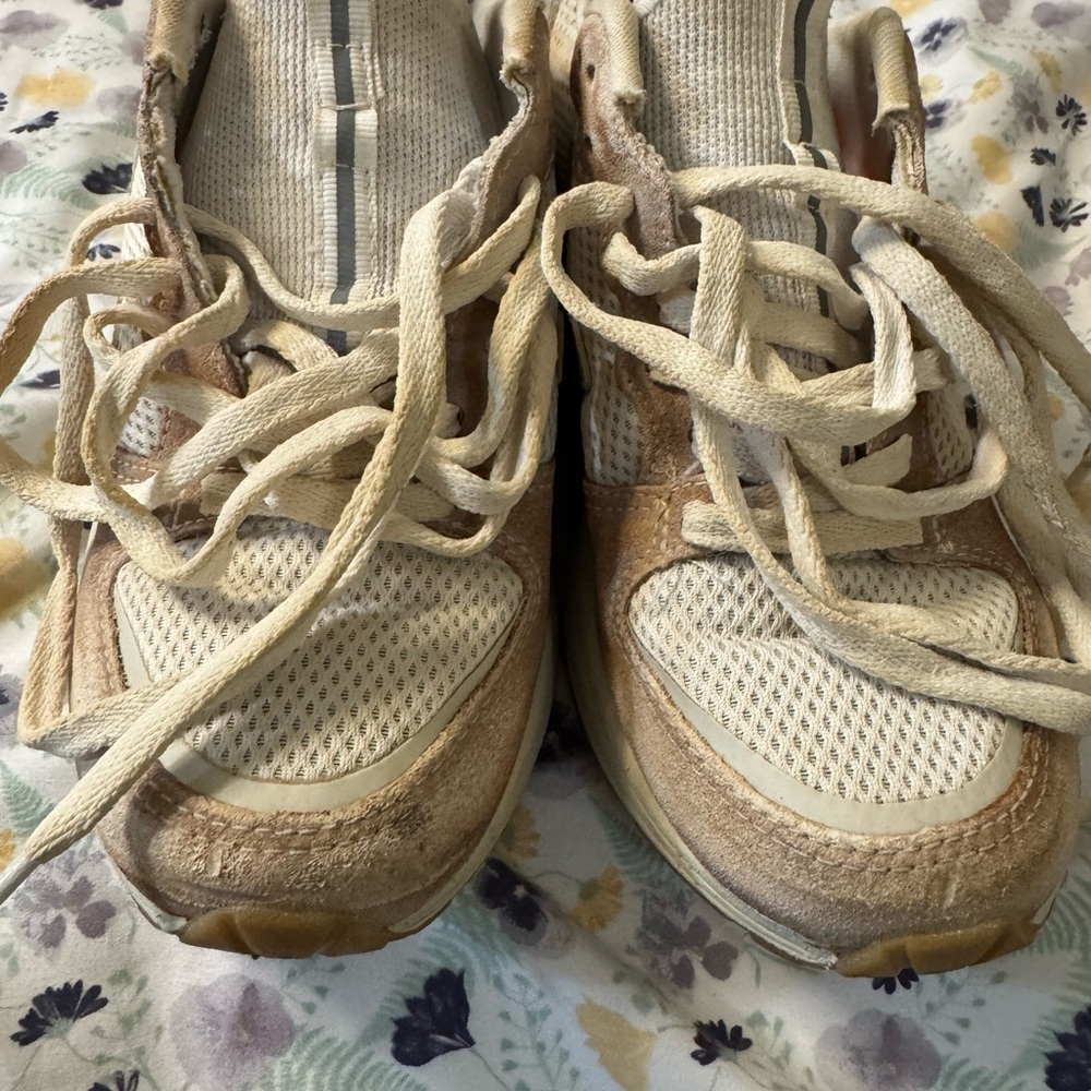 Veja WomanSneaker Size 7 and Cream Athletic Sneakers